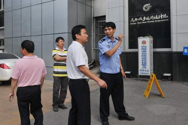 南宁市青秀区向阳派出所所长宋小东,教导员肖庆国等领导到我院调研
