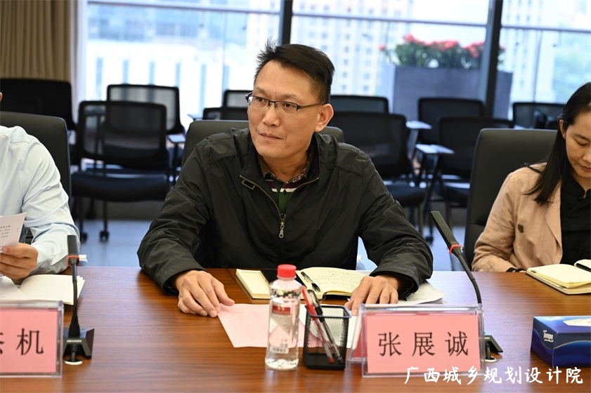 广西工程咨询协会党支部书记张展诚主持会议